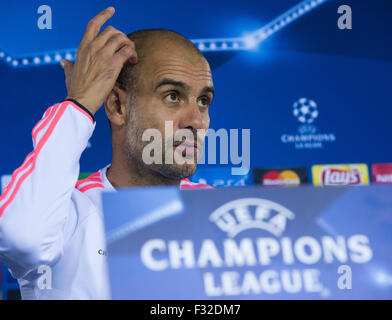 München, Deutschland. 28. Sep, 2015. FC Bayern München Trainer Pep Guardiola anlässlich einer Pressekonferenz in München, Deutschland, 28. September 2015. FC Bayern München spielen in der Vorrunde der Champions League Dinamo Zagreb am 29. September. Foto: PETER KNEFFEL/DPA/Alamy Live-Nachrichten Stockfoto