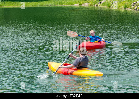 Junge Burschen, Kajakfahren auf dem See Stockfoto