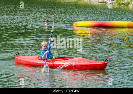 Kajakfahren auf dem See mit einem jungen gekentert Stockfoto