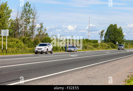 Russische Patrouillenfahrzeug der staatlichen Inspektion der Automobile auf der Autobahn Stockfoto