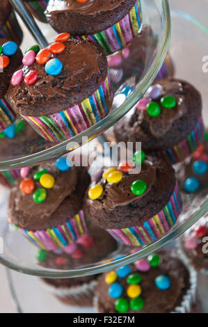 Frische Schokolade braun Muffins Kuchen mit Süßigkeiten auf der Oberseite. Stockfoto