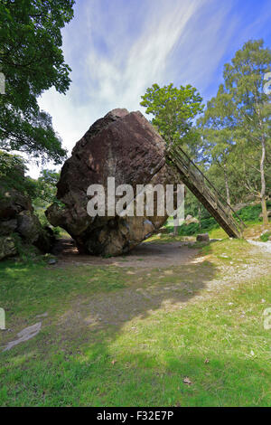 Bowder Stone eine große Gletscher erratisch in Borrowdale Cumbria Lake District National Park England UK Stockfoto