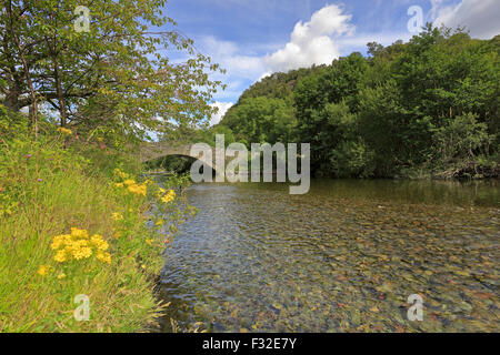 Brücke über den Fluss Derwent, Grange, Borrowdale, Cumbria, Nationalpark Lake District, England, Vereinigtes Königreich. Stockfoto