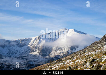 Schneebedeckte Berggipfel der Y Garn aus Pisten von Stift Yr Ole Wen in Snowdonia-Nationalpark, North Wales, UK, Großbritannien Stockfoto