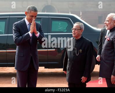 US-Präsident Barack Obama hält seine Hände in einen traditionellen indischen Gruß mit Präsident Pranab Mukherjee und Premierminister Narendra Modi nach einem Zeremoniell Willkommen bei Rashtrapati Bhawan 25. Januar 2015 in Neu-Delhi, Indien. Stockfoto