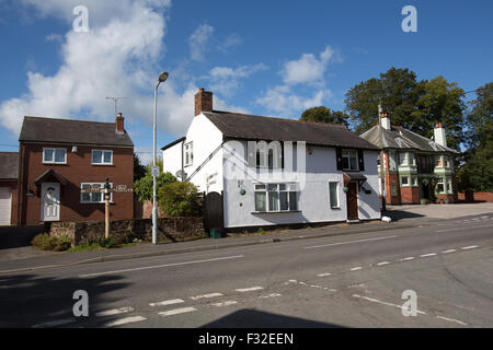 Dorf Churton, Cheshire, England. Malerische Aussicht auf Churtons Hauptstraße mit der Dorfkneipe im Hintergrund. Stockfoto