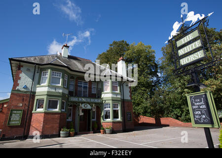 Dorf Churton, Cheshire, England. Malerische Aussicht auf die weißen Pferd Dorfkneipe. Stockfoto