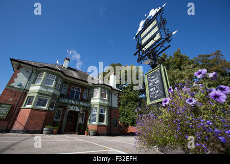 Dorf Churton, Cheshire, England. Malerische Aussicht auf die weißen Pferd Dorfkneipe. Stockfoto