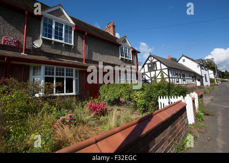 Dorf Churton, Cheshire, England. Malerische Aussicht des viktorianischen Reihenhäuser auf Churtons Chester Straße. Stockfoto