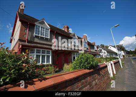 Dorf Churton, Cheshire, England. Malerische Aussicht des viktorianischen Reihenhäuser auf Churtons Chester Straße. Stockfoto