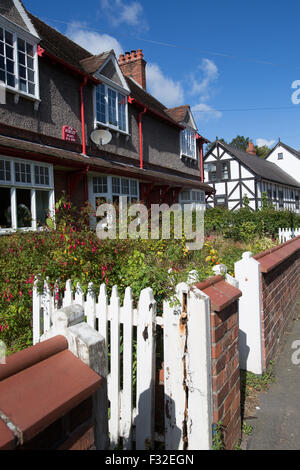 Dorf Churton, Cheshire, England. Malerische Aussicht des viktorianischen Reihenhäuser auf Churtons Chester Straße. Stockfoto