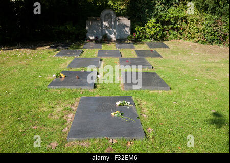 Grabsteine mit Namen der Toten, anonymen Grab Wiese in der Friedhof von Düsseldorf-Heerdt, NRW, Deutschland Stockfoto