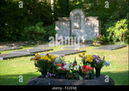 Grabsteine mit Namen der Toten, anonymen Grab Wiese in der Friedhof von Düsseldorf-Heerdt, NRW, Deutschland Stockfoto