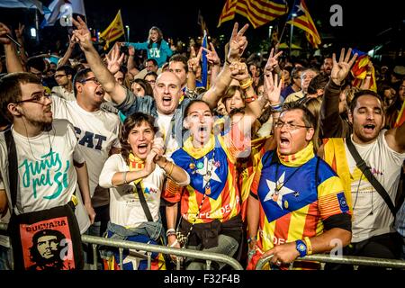 Barcelona, Spanien. 27. Sep, 2015. Anhänger der Kreuz-Partei Wahlhilfe Liste "Junts Pel Si" (gemeinsam für das ja) jubeln während der Wahlnacht party AtBarcelona den Mercat del Born. Bildnachweis: Matthi/Alamy Live-Nachrichten Stockfoto