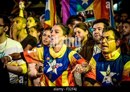 Barcelona, Spanien. 27. Sep, 2015. Anhänger der Kreuz-Partei Wahlhilfe Liste "Junts Pel Si" (gemeinsam für das ja) jubeln während der Wahlnacht party AtBarcelona den Mercat del Born. Bildnachweis: Matthi/Alamy Live-Nachrichten Stockfoto