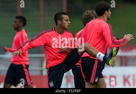 München, Deutschland. 28. Sep, 2015. Thiago (vorne) während des Trainings auf das Team in München, 28. September 2015 Grund. FC Bayern München spielen in der Vorrunde der Champions League Dinamo Zagreb am 29. September. Foto: PETER KNEFFEL/DPA/Alamy Live-Nachrichten Stockfoto