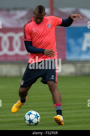 München, Deutschland. 28. Sep, 2015. Jerome Boateng während des Trainings auf das Team in München, 28. September 2015 Grund. FC Bayern München spielen in der Vorrunde der Champions League Dinamo Zagreb am 29. September. Foto: PETER KNEFFEL/DPA/Alamy Live-Nachrichten Stockfoto