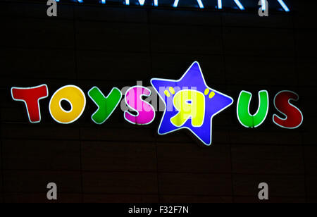 Leuchtreklame Fuer "Toys R Us", November 2013, Berlin. Stockfoto