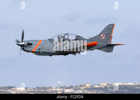 Polnische Luftwaffe PZL-Okecie PZL-130TC-2 Turbo Orlik Landebahn 23 ausziehen. Stockfoto