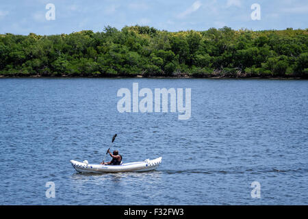 Florida North Palm Beach, John D. MacArthur Beach State Park, Lake Worth Lagoon, Schwarzafroamerikaner, Männer männlich, Kajak, Kajak, Kajak, Paddeln, Wasser, F Stockfoto