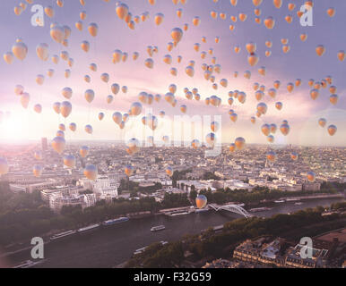 Viele bunte fliegende Luftballons mit der Stadt im Hintergrund Stockfoto