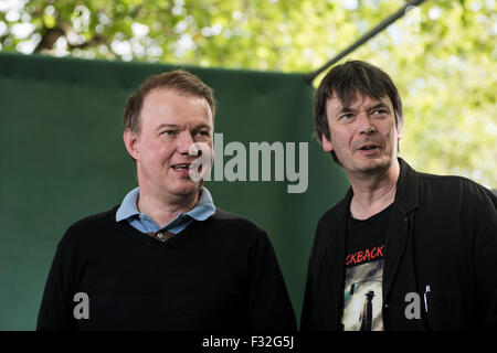 Schottischer Musiker, Produzent und Plattenlabel Eigentümer Edwyn Collins(L) zusammen mit schottischen Krimiautor Ian Rankin(R). Stockfoto