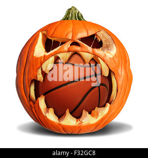 Basketball-Herbst Konzept wie ein Kürbis Jack-o-Laterne, Biss in einen Leder-Softball als Symbol für Halloween Sport und Sportveranstaltungen auf einem weißen Hintergrund fallen. Stockfoto