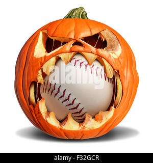 Herbst Baseball-Konzept als ein Kürbis Jack-o-Laterne, Biss in einen Leder-Softball als Symbol für Halloween Sport und Sportveranstaltungen auf einem weißen Hintergrund fallen. Stockfoto