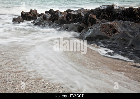 Meer waschen über Felsen. Stockfoto