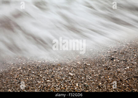 Ozeanwelle waschen über die Kieselsteine. Stockfoto