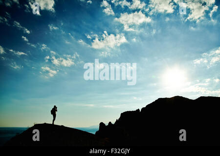 Mann-Silhouette bei Sonnenuntergang in Bergen. Crimea Landschaft Stockfoto