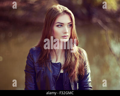 Portrait von junge schöne Frau in Lederjacke. Modefoto Stockfoto