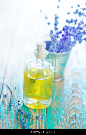 Lavendelöl in Glasflasche am grünen Tisch Stockfoto