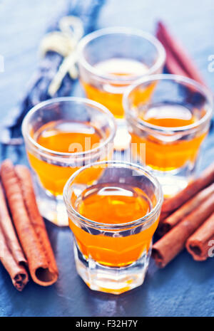Orangenlikör in kleinen Gläsern und auf einem Tisch Stockfoto