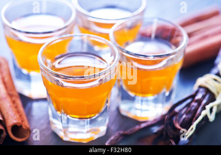 Orangenlikör in kleinen Gläsern und auf einem Tisch Stockfoto
