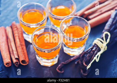 Orangenlikör in kleinen Gläsern und auf einem Tisch Stockfoto
