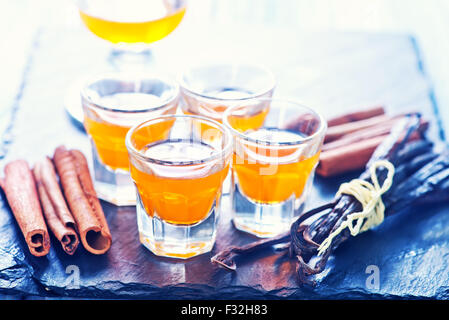 Orangenlikör in kleinen Gläsern und auf einem Tisch Stockfoto