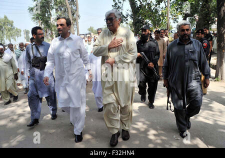 Volk und Führer der Awami National Party Beerdigung Gebetszeremonie ANP Führer und ehemaliger Provinzminister teilnehmen, statt Arbab Ayub in Peshawar am Montag, 28. September 2015. Stockfoto