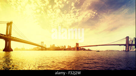 Vintage getönten dramatischen Sonnenuntergang über New York, Panorama mit der berühmten Brooklyn Bridge und Manhattan Bridge, USA. Stockfoto