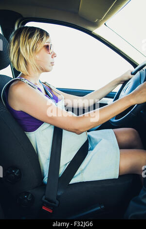 Schwangere Frau tragen Sicherheitsgurt Stockfoto