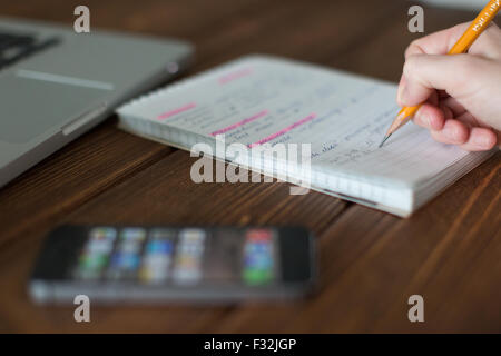 Im Notizbuch schreibt Stockfoto