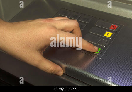 Menschliche Hand berühren ATM-Maschine. Selektiven Fokus. Stockfoto