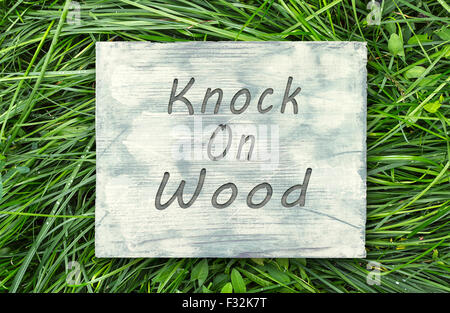 Vintage Hipster motivierenden Satz Hinweis, Knock On Wood Zeichen. Stockfoto