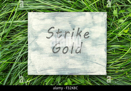 Vintage Hipster motivierenden Satz Hinweis, Strike Gold Zeichen Stockfoto