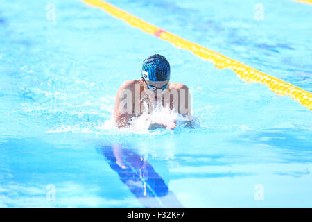 ISTANBUL, Türkei - 16. August 2015: Unbekannter Konkurrent schwimmt bei der Turkcell türkische Swimming Championship in Enka Sport C Stockfoto