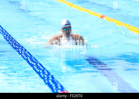 ISTANBUL, Türkei - 16. August 2015: Unbekannter Konkurrent schwimmt bei der Turkcell türkische Swimming Championship in Enka Sport C Stockfoto