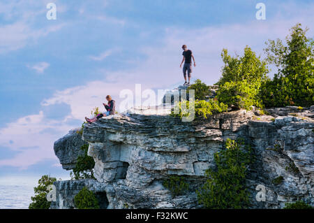 zwei Teenager stehen auf hohen Felsen Suche im Bruce Peninsula National Park Stockfoto