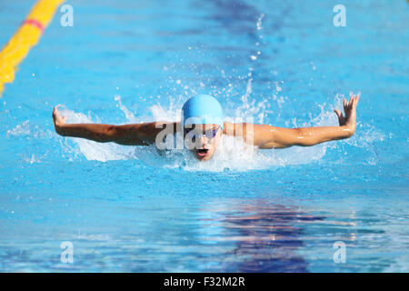 ISTANBUL, Türkei - 16. August 2015: Unbekannter Konkurrent schwimmt bei der Turkcell türkische Swimming Championship in Enka Sport C Stockfoto