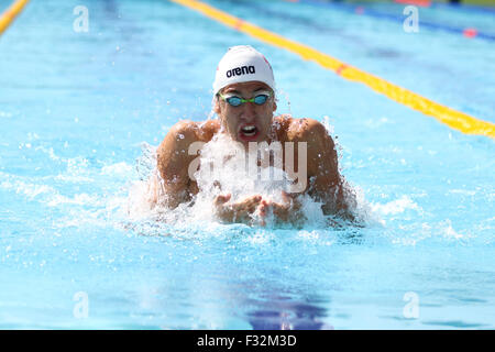 ISTANBUL, Türkei - 16. August 2015: Unbekannter Konkurrent schwimmt bei der Turkcell türkische Swimming Championship in Enka Sport C Stockfoto