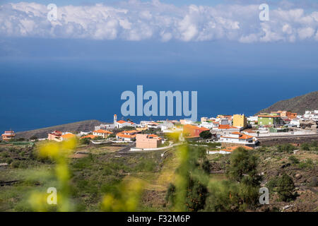 Blick auf das Meer und La Gomera von oben Arguayo, eines Teneriffas viele kleine Bergdörfer, in der Gemeinde von Santiago Stockfoto